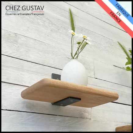 Étagère en chêne avec son support de fixation (équerre en métal patinée en noir)